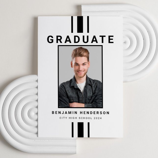 Anúncio Graduação De Menino Negro E Branco Moderno (Custom Photo Modern Black And White Boy Graduation Announcement Card.)