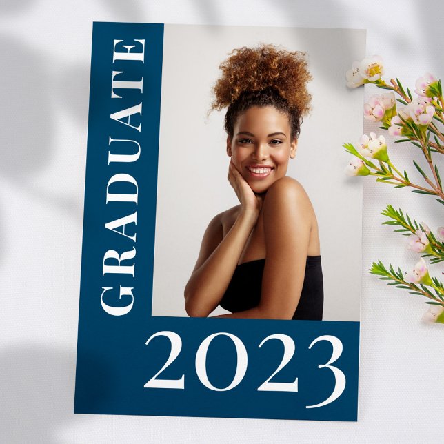 Anúncio Graduação de Segundo grau de Foto Simples Na moda  (Modern Stylish Simple Photo High School Graduation Announcement)