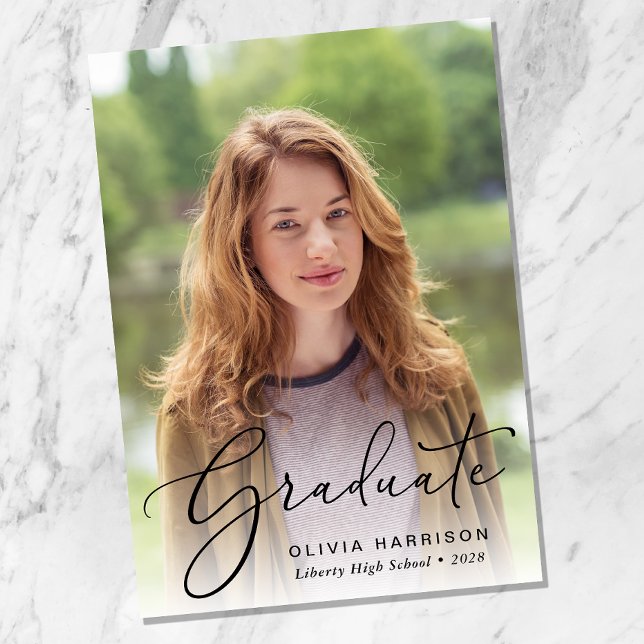 Anúncio Graduação de Sobreposição de Fotos de Script Elega (An elegant photo graduation announcement to celebrate the graduate's achievements)