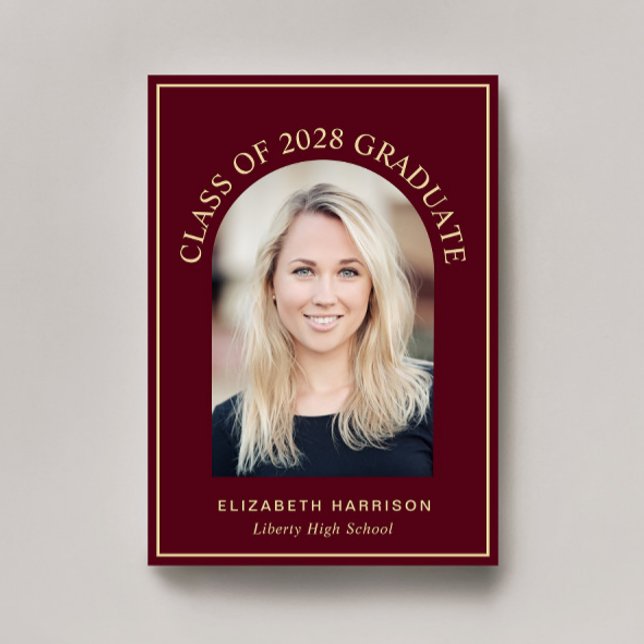 Anúncio Graduação Dourada de Foto Burgundy em Arch Elegant (An elegant arch photo graduation announcement to celebrate the graduate's achievements)