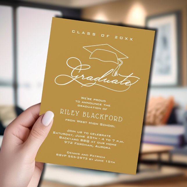 Anúncio Graduação Dourada do Boné de Formando Moderno (Gold graduation announcement cards feature your details in chic white lettering.)