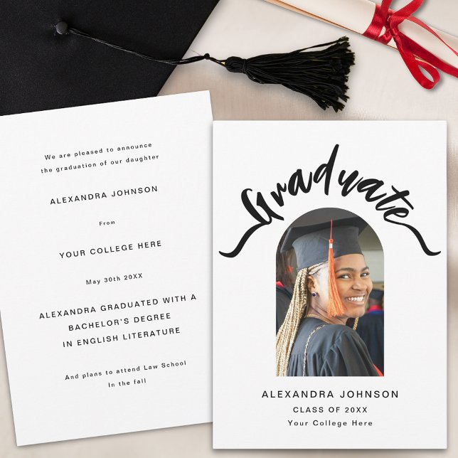 Anúncio Graduação Foto Arquivo Moderno de Graduados Script (Modern trendy arch photo graduation black and white announcement card stylish script)