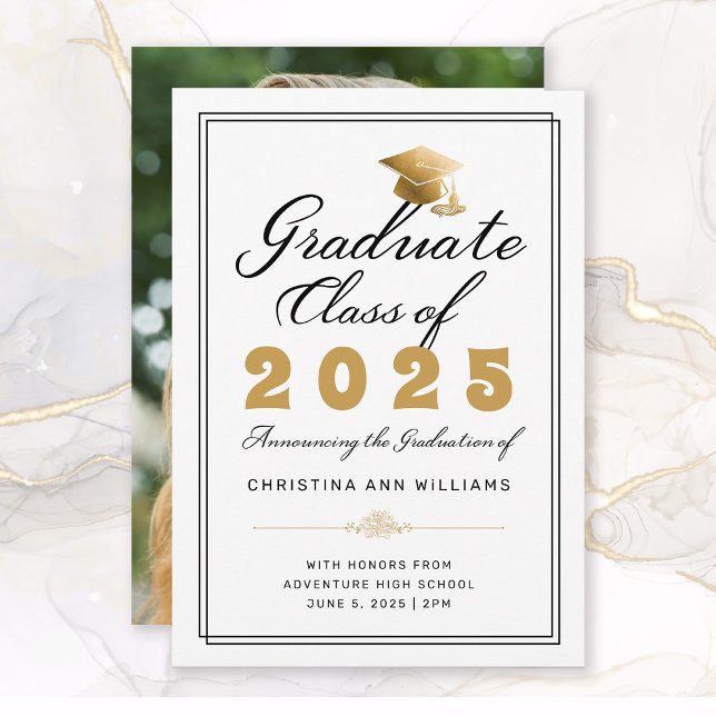 Anúncio Graduação Letra Dourada White Script Classe de Fot (Elegant White Black Gold Script Photo Graduation Announcement)