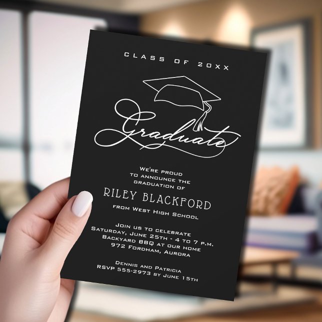Anúncio Graduação Preta do Boné Formando (Black graduation announcement cards feature your details in chic white lettering.)