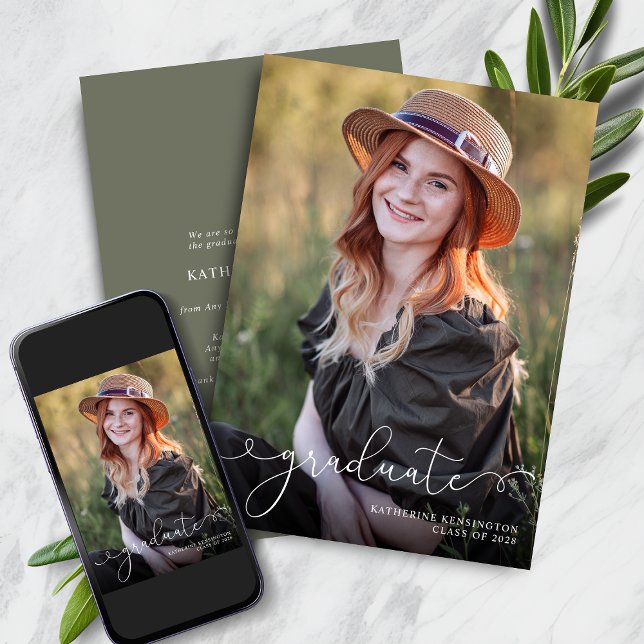 Anúncio Graduação Verde de Sage Fotográfica Elegante (Elegant Script Photo Sage Green Graduation Announcement with Instant Download)