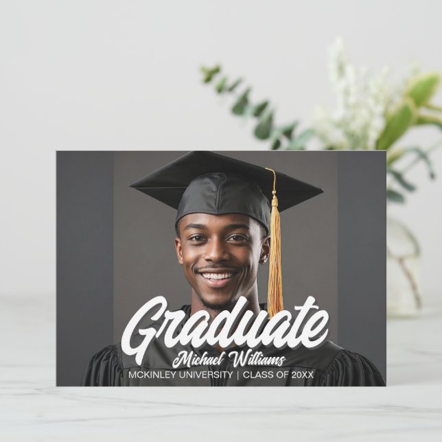 Anúncio Graduate Photo with Bold Script Graduation (Em pé/Frente)