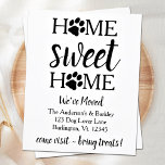 Anúncio Home Sweet Home Movemos Pet Cachorro<br><div class="desc">Casa Doce! Deixe o seu melhor amigo anunciar sua jogada com esta linda e engraçada Home Sweet Home com o cartão de anúncio do Paw Prints. Personalize com nomes e seu novo endereço e texto inferior. Este lindo anúncio em movimento é uma necessidade para todas as mães e pais de...</div>