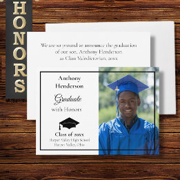 Anúncio Honors Graduation Announcement Black Cap and Photo