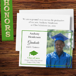 Anúncio Honors Graduation Announcement Green Cap and Photo