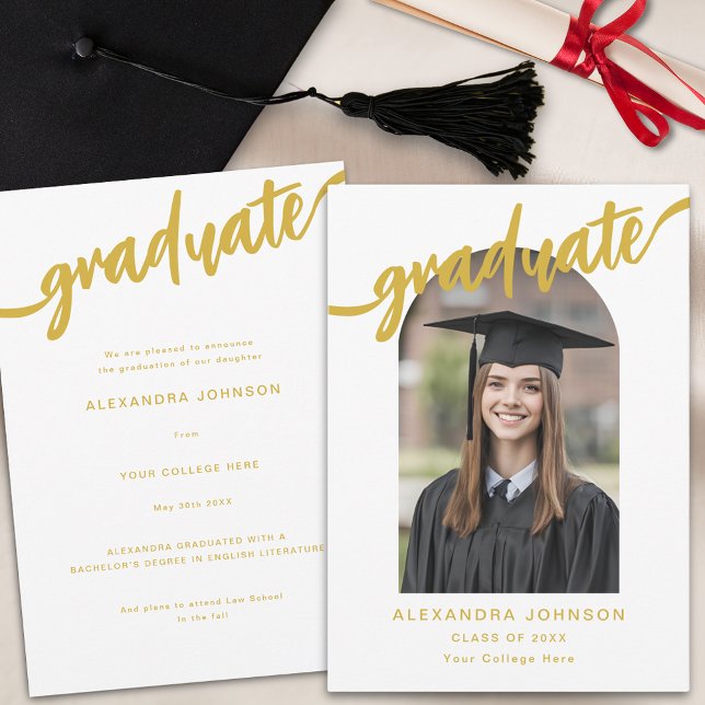 Anúncio Letra Moderna em Ouro Arco Foto Graduação (Elegant gold script arch photo graduation announcement card)