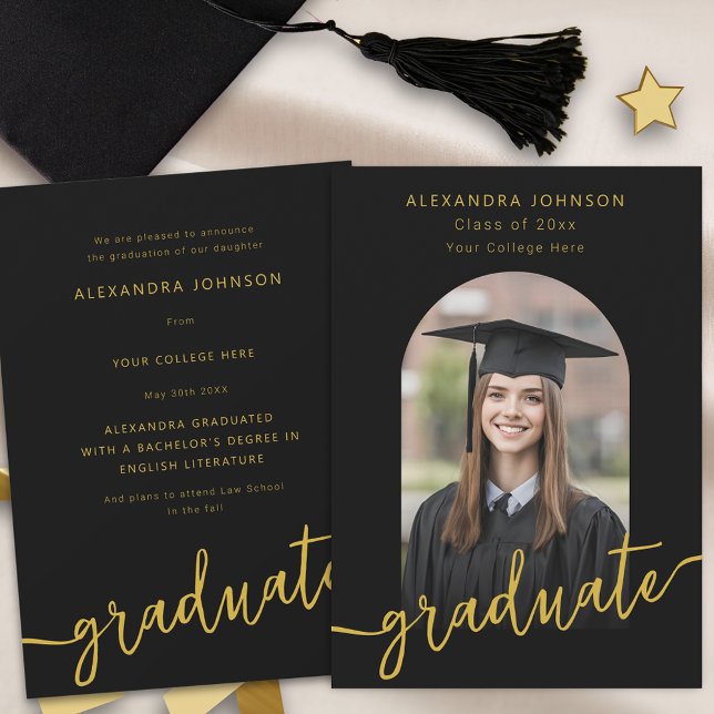Anúncio Letra Moderna em Ouro Arco Foto Graduação (Modern arch photo black and gold script graduation announcement card elegant stylish chic trendy)