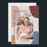 Anúncio Mais o Merrier 2 Photo Holly e Forme o Nascimento<br><div class="desc">Anúncio de aniversário de feriado com 2 das suas fotos de bebê favoritas. Um design com folhas e bagas, formas orgânicas e elegante tipografia de rosto aberto, esboçadas. Há um quadro de arco dourado para sua foto na frente e você pode adicionar uma foto de segundo no verso. O texto...</div>