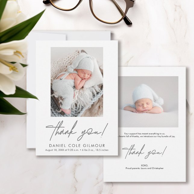 Anúncio Manuscrito de Handlettering Obrigado Bebê Foto Nas (Cute, modern, simple customizable baby photos, thank you, birth announcement flat cards.)