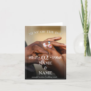 Anúncio Mãos de um pino de casal de casamento colorido no 