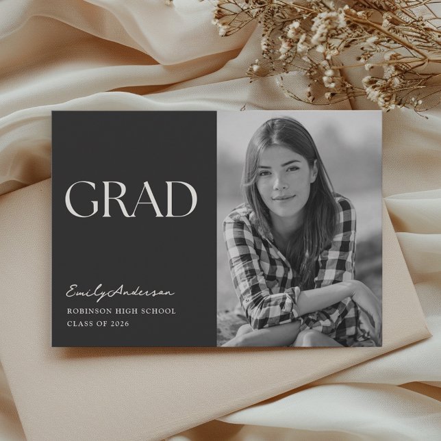Anúncio Modern Minimalist Graduation Photo Announcement (Criador carregado)