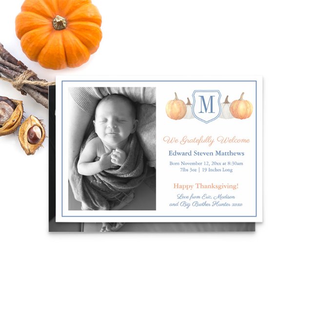 Anúncio Monograma Ação de Graças Adoção Grata Nascimento B (Monogram White And Orange Pumpkins Birth Or Adoption Announcement Cards)