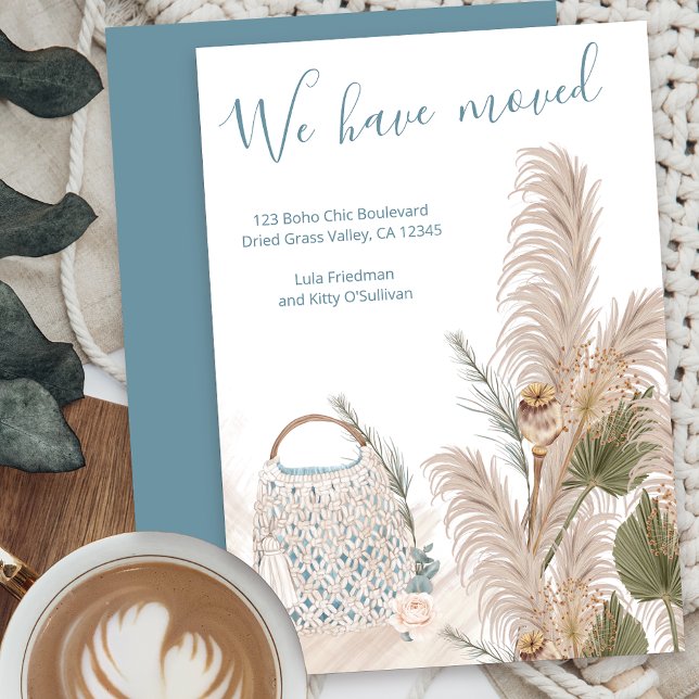 Anúncio Movimentamos Boho Chic Macrame Pampas Grass Moving (Boho moving announcement postcard with macrame bag, pampas and dried palm)