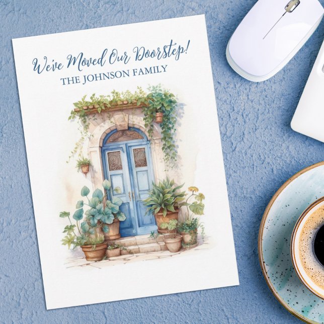 Anúncio Movimentamos Nova Porta de Água Azul de Endereço (A pretty watercolor painting of a blue door with house plants. A charming new home/moving card!)