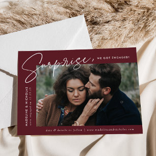 Anúncio Noivado de Fotografia da Modern Merlot Surprise