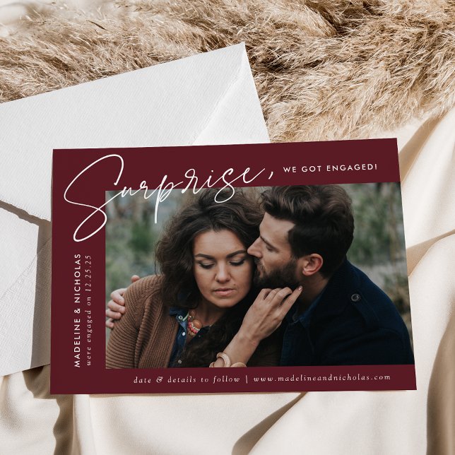 Anúncio Noivado de Fotografia da Modern Merlot Surprise (Criador carregado)