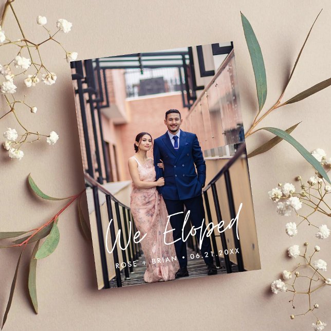 Anúncio Nós Fugimos Script Minimalista Personalizado Foto  (Minimalistic elopement photo announcements share your love story with elegant simplicity.)