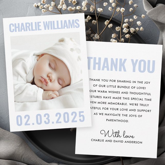 Anúncio Novo parto branco azul moderno (Modern dusty blue white new baby photo birth announcement)