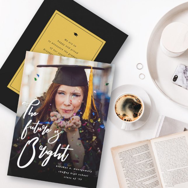 Anúncio O Futuro É Uma Foto De Graduação De Script Brilhan (The Future Is Bright Bold Script Graduation Photo Announcement | fatfatin @ zazzle.com/color_therapy)