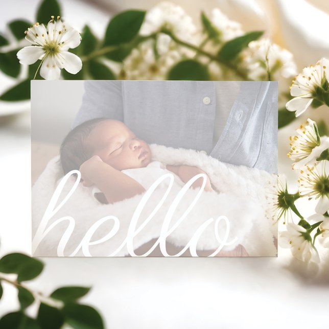 Anúncio Olá Modern White Script Overlay Foto Bebê (Hello Modern White Script Overlay Baby Photo Announcement)