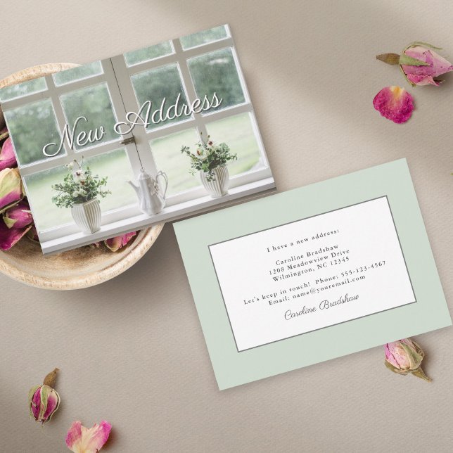 Anúncio Plantas na Janela Nova Notificação de Endereço (This cozy window scene makes a lovely change of address card.)