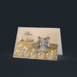 Anúncio Princesa Diamond Ring Pearls Casamento Salvem Data<br><div class="desc">Coloque um tom elegante para seus núpcias com o bonito Anel de Diamante da Princesa e Pearls Casando Salve o Cartão de Saudação de Anúncio de Data. Este casamento personalizado clássico mantém a placa dobrada de data apresenta uma fotografia de fechamento de uma princesa quadrada cortada em noivado de diamante...</div>