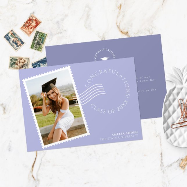 Anúncio Quadro de Carimbo de Cartaz Moderno | Formando de  (Front and Back of a modern photo graduation announcement card with postage stamp frame in lilac.)