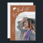 Anúncio Quirky Thank You Stars Terracotta Graduate Photo<br><div class="desc">Quirky and whimsical graduation announcement photo card featuring a curved photo on the front and 1 on the back. The text says "Thank You" with hand drawn stars and a graduation cap. Add the graduate's name,  information,  and message to personalize this card. Terracotta background.</div>