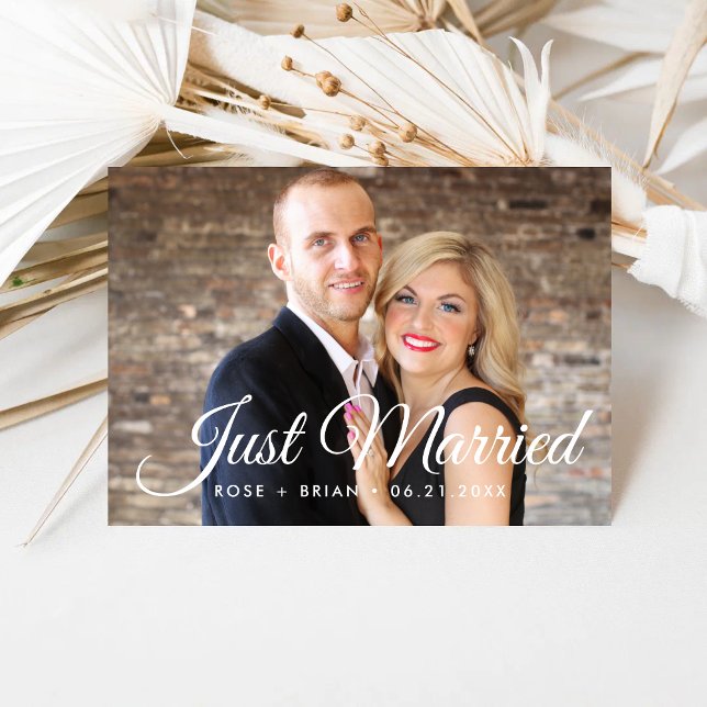 Anúncio Recém-Casados Elegante Roteiro Casamento Foto Pers (Elegant script wedding announcements showcase your just married joy with a personal touch.)