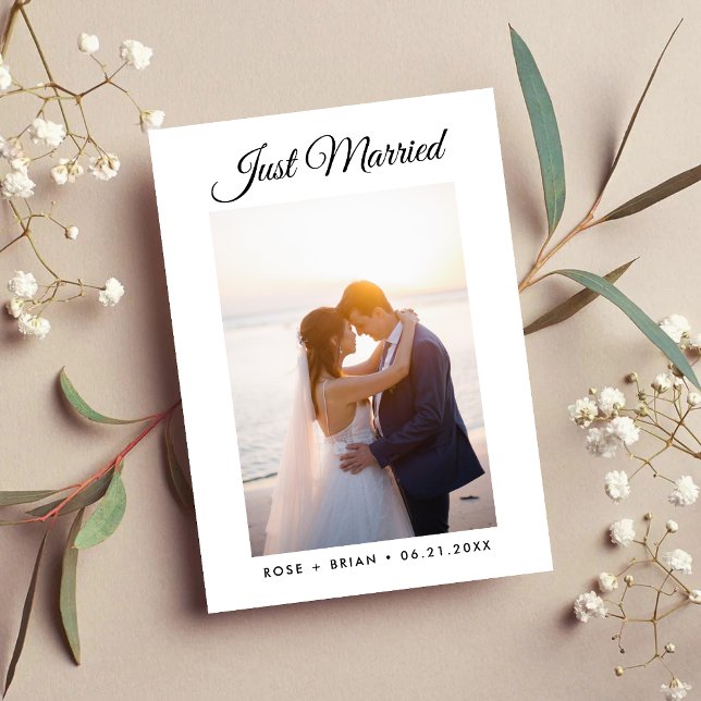 Anúncio Recém-Casados Moderno Script Personalizado Foto Ca (Modern script wedding announcements showcase your just married memories with elegant style.)