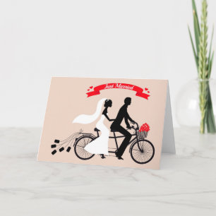 Anúncio Recem casados, noiva e noiva na bicicleta de casam