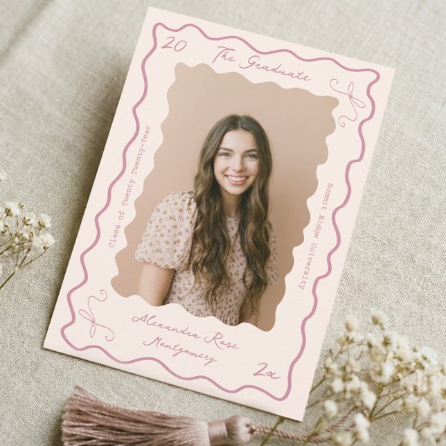 Anúncio Retro Wavy Hand Drawn Bow Grad Photo Graduation (Retro Wavy Hand Drawn Bow Grad Photo Graduation Announcement)