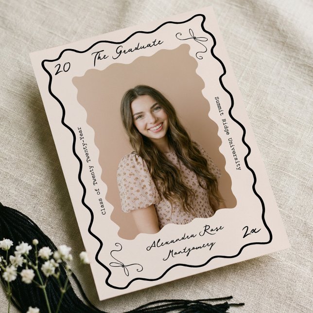 Anúncio Retro Wavy Hand Drawn Bow Grad Photo Graduation (Retro Wavy Hand Drawn Bow Grad Photo Graduation Announcement)