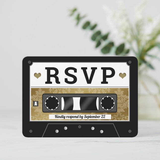 Anúncio RSVP de Casamento de Fita Cassette Retro (Em pé/Frente)