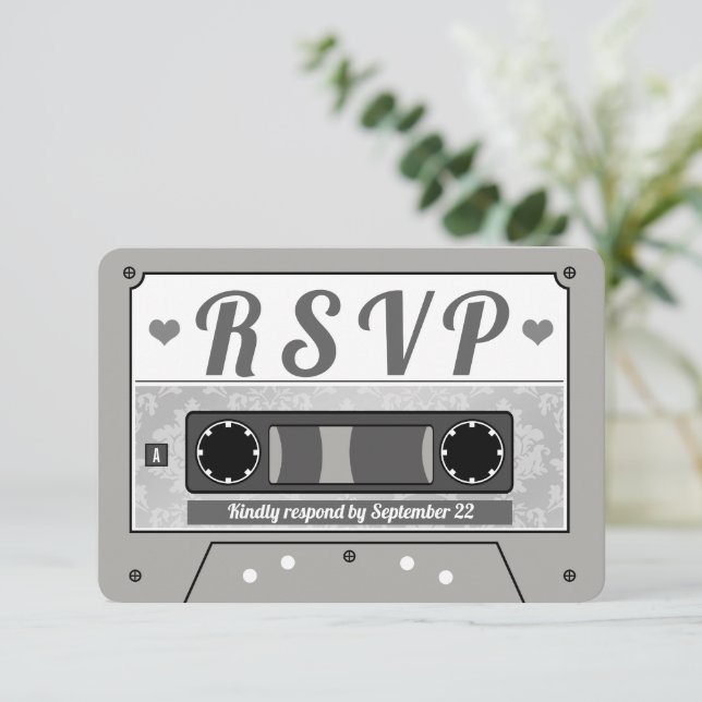 Anúncio RSVP de Casamento de Fita Cassette Retro (Em pé/Frente)