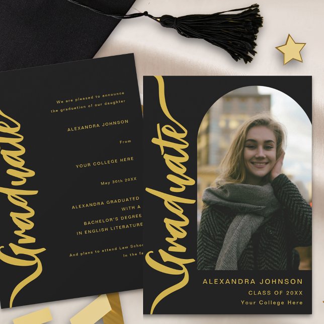 Anúncio Script de Fotografia de Arch do Formando Moderno (Modern graduate photo arch gold script stylish black Graduation announcement card)