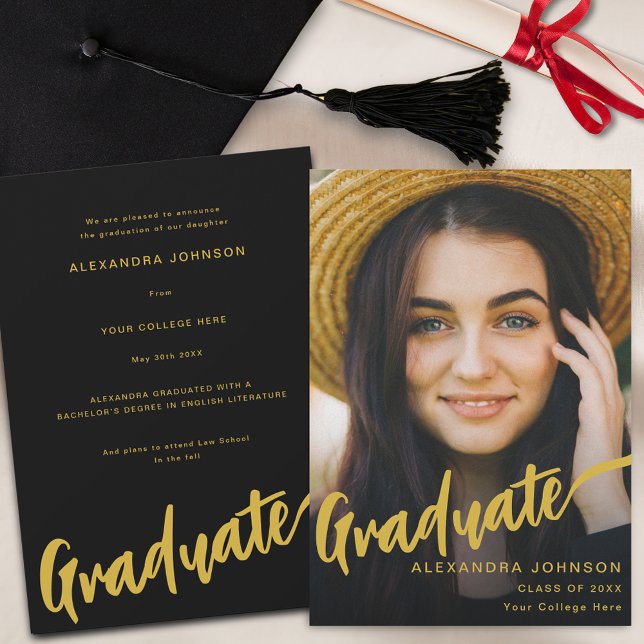 Anúncio Script Dourado de Foto do Formando Moderno Preto (Minimalist graduate photo elegant gold script black graduation announcement card)