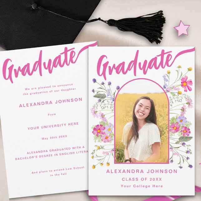 Anúncio Script Rosa de Arco Fotográfico de Formando de Flo (Wildflower boho arch graduate photo hot pink script Graduation announcement card watercolor florals)