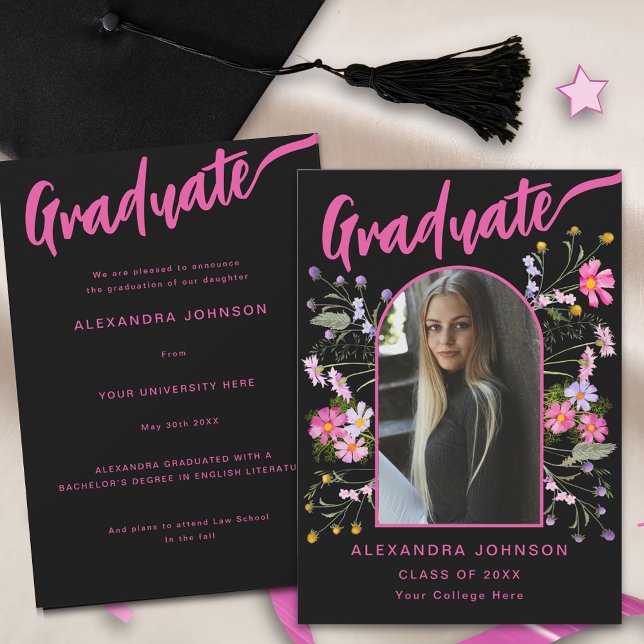 Anúncio Script Rosa Preto de Fotografia do Formando Floral (Wildflower boho arch graduate photo archive black and hot pink script Graduation announcement card)