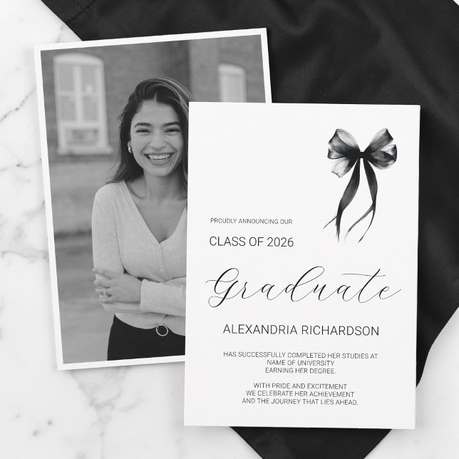 Anúncio Simples Foto de Graduação com Arco Moderno Preto e (Simple Black and White Modern Bow Photo Graduation Announcement)