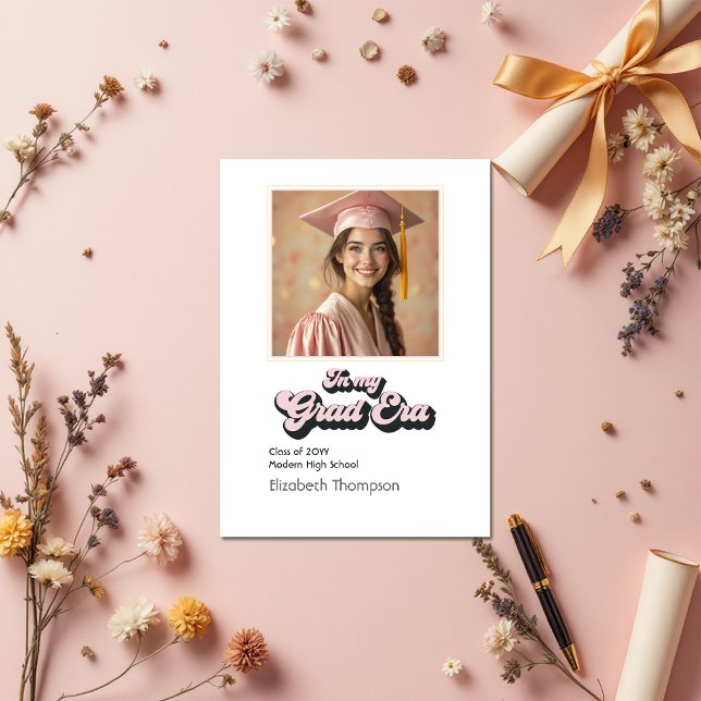 Anúncio Tendência Na Minha Época De Formando Foto De Gradu (Trendy In My Grad Era Graduation Photo Announcement)