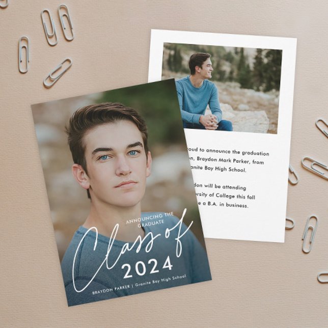 Anúncio Turma de Graduados Script 2 Foto de Formatura  (Simple handwritten script Class of 2024 photo graduation announcements.)