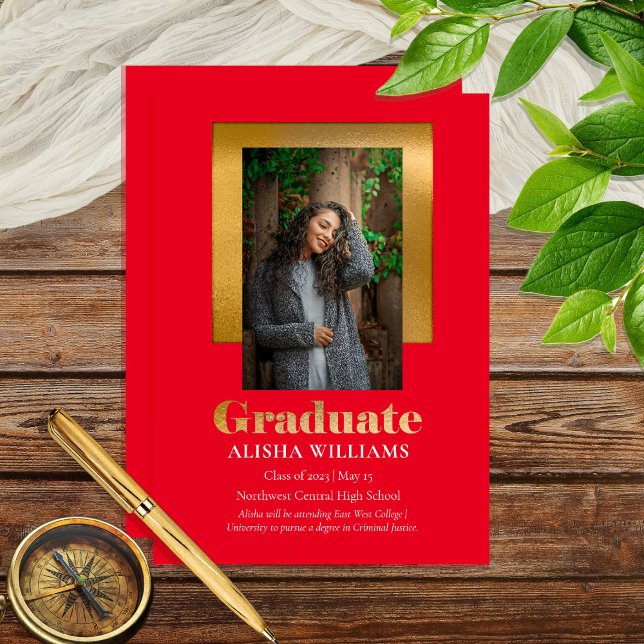 Anúncio Vermelho de Foto do Formando de Texto Dourado Eleg (Classy Elegant Gold Tone Text Red Graduate Portrait One Photo Graduation Announcement Print Digital)