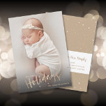 Anúncios de Foto de Feriados Felizes Dourados<br><div class="desc">Os anúncios de natal de Natal apresentam FÉRIAS FELIZES e os seus nomes em letras de música na frente e a informação de nascimento do seu bebê nas costas. *ALTERE A COR na parte traseira da placa para corresponder à sua foto. *ADICIONE mais fotos ou mais detalhes na parte traseira...</div>