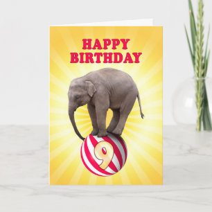 Aos 9 anos, um cartão de aniversário feliz de el