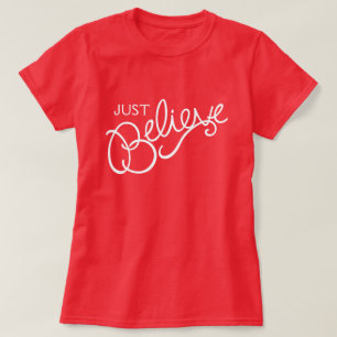 Apenas acredite o t-shirt branco do gráfico do